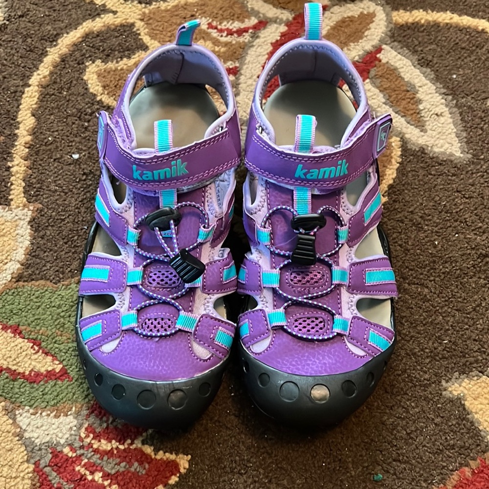 Girls size 6 Kamik crab sandal. Like new.